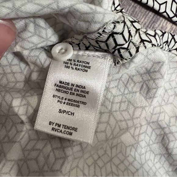 NWT RVCA - Geometric Black & White Button Down Shirt, Size Small - Picture 7 of 10